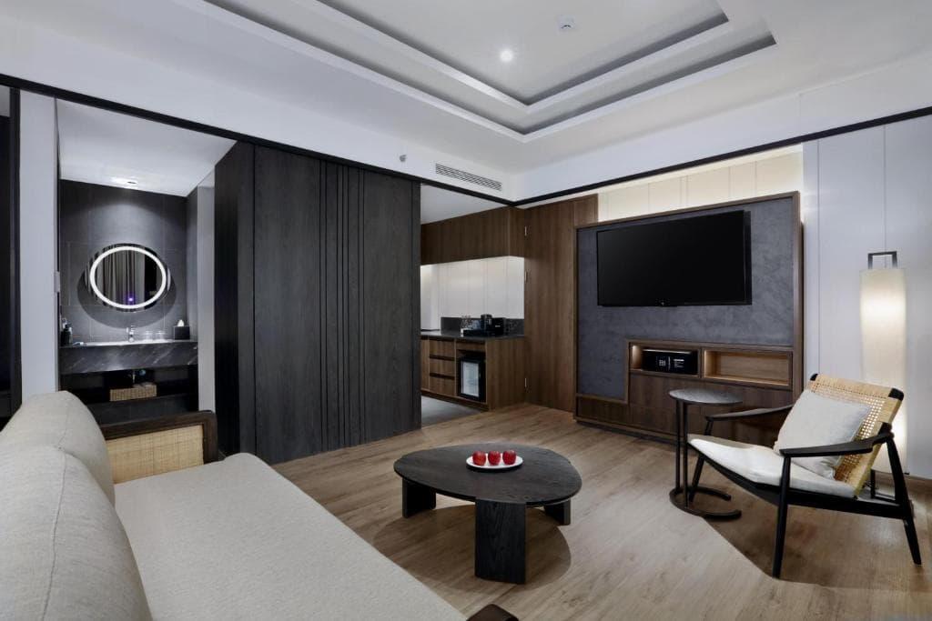 جناح جونيور على المسبح