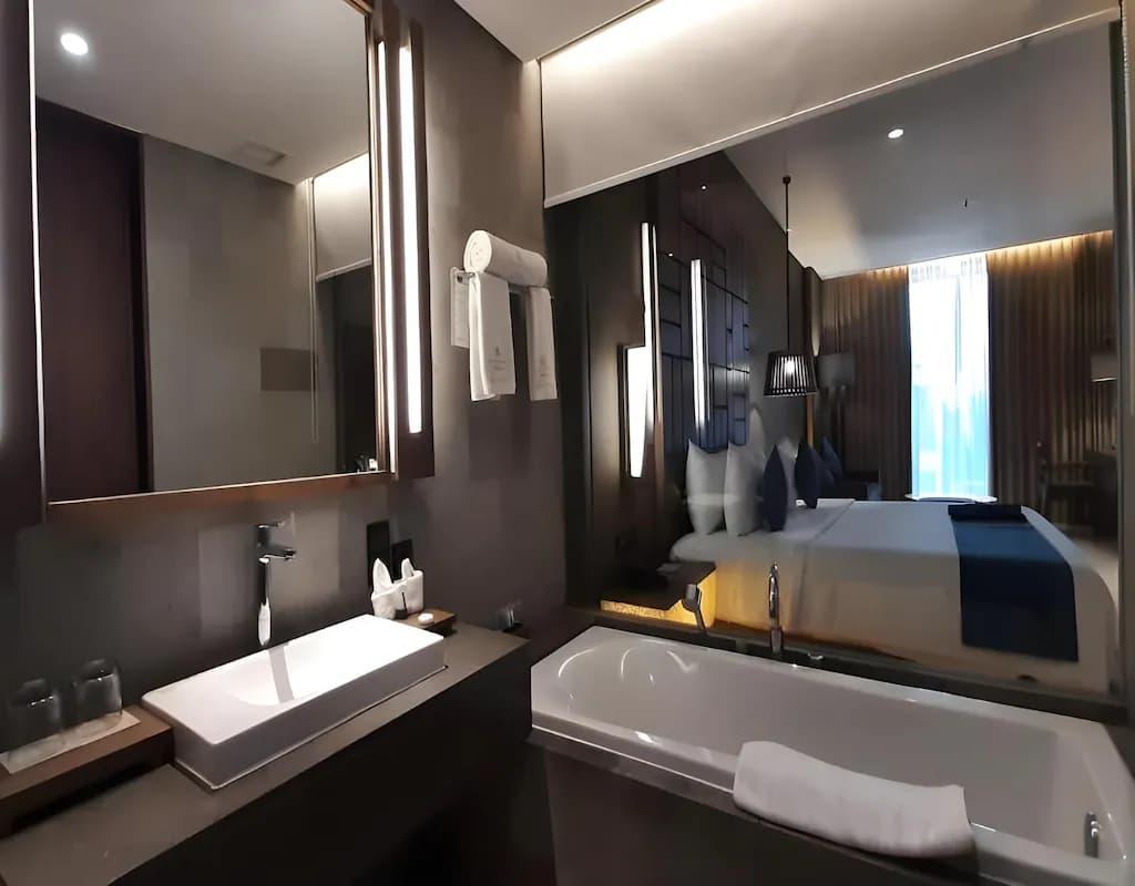 جناح مع مسبح أو جاكوزي مطل على المحيط	