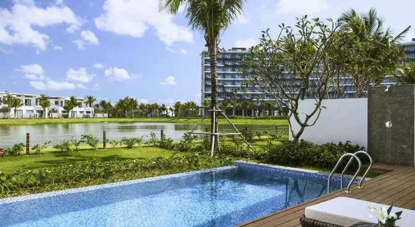 فيلا غرفتي نوم مع مسبح خاص وإطلالة على البحيرة