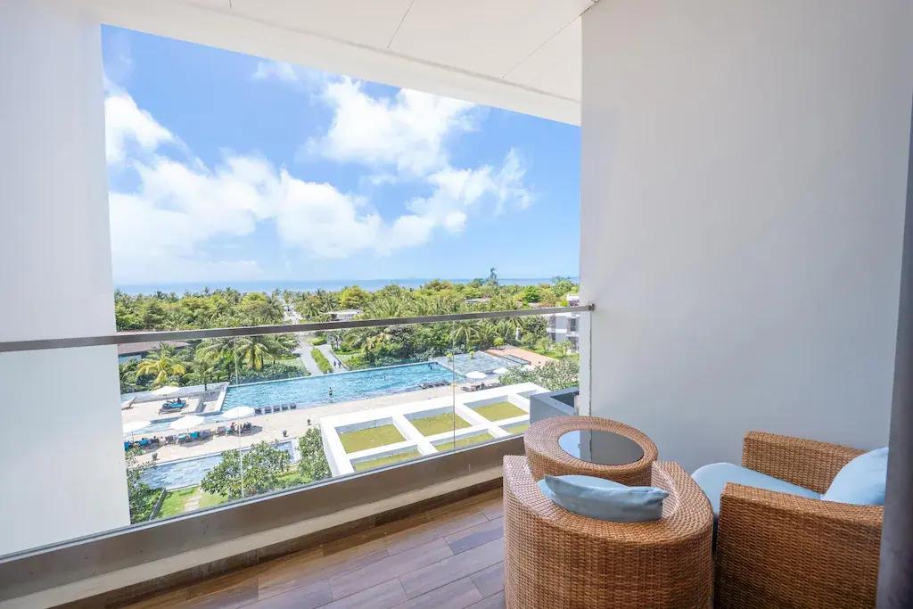 سوبيريور مطلة على المسبح