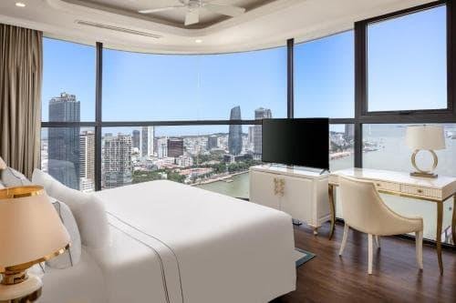 جناح بانورامي مطل على النهر مع شرفة وحوض استحمام	