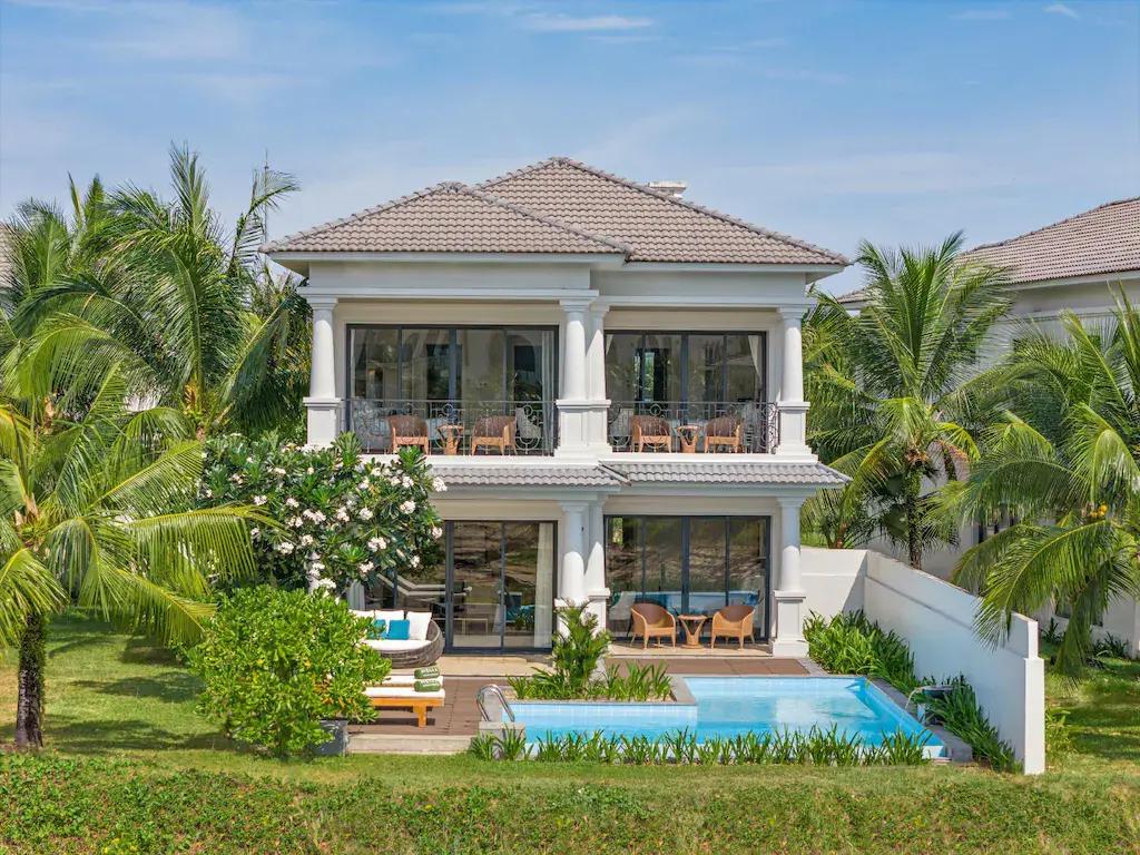 فيلا 4 غرف نوم مع إطلالة على الحديقة و مسبح خاص